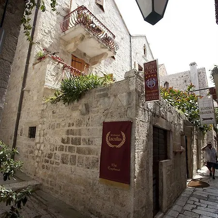 Nora Hvar Town